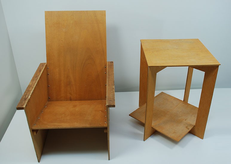 Zwei Armlehnsessel und ein Tisch, Johan Röing 1992