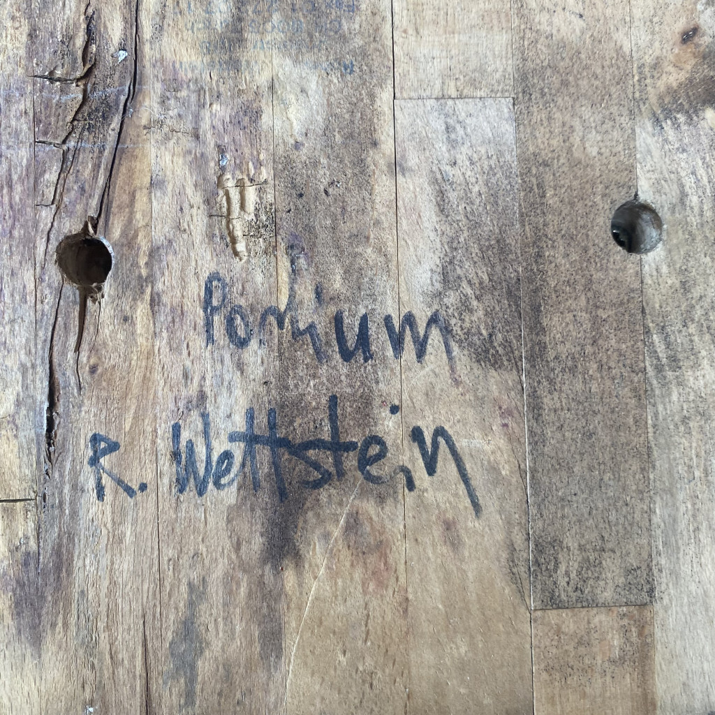Sitzskulptur 'Co-Pilot' und Beistelltisch 'Podium', Robert A. Wettstein, 1993