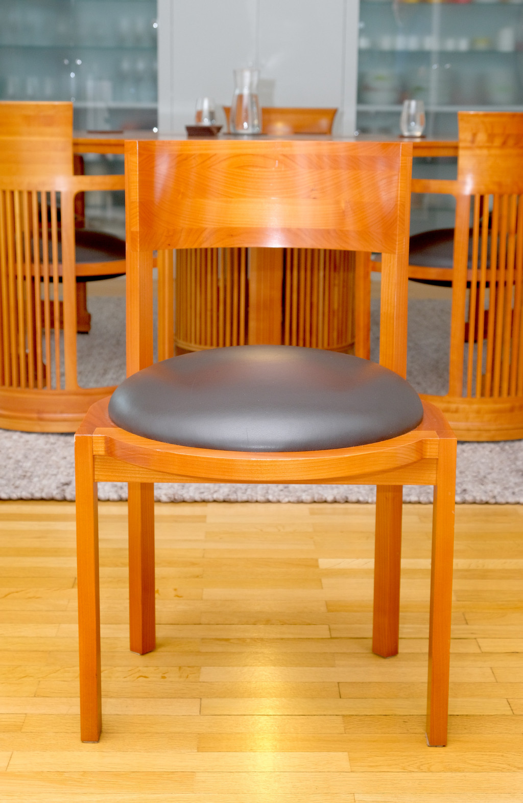 Tisch mit 8 Stühlen 'Barrel 606', Frank Lloyd Wright 1937/1990er Jahre